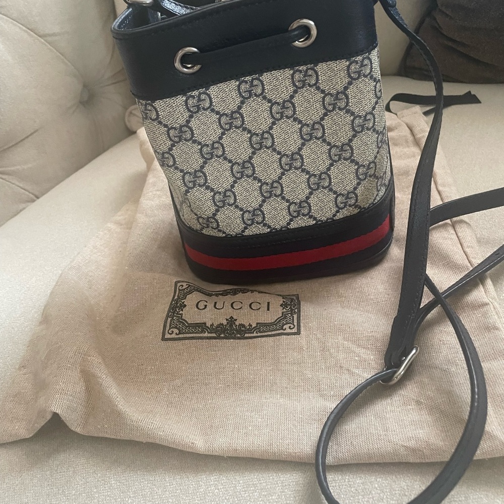 MINI OPHIDIA GG SUPREME BUCKET BAG IN BEIGE BLUE
